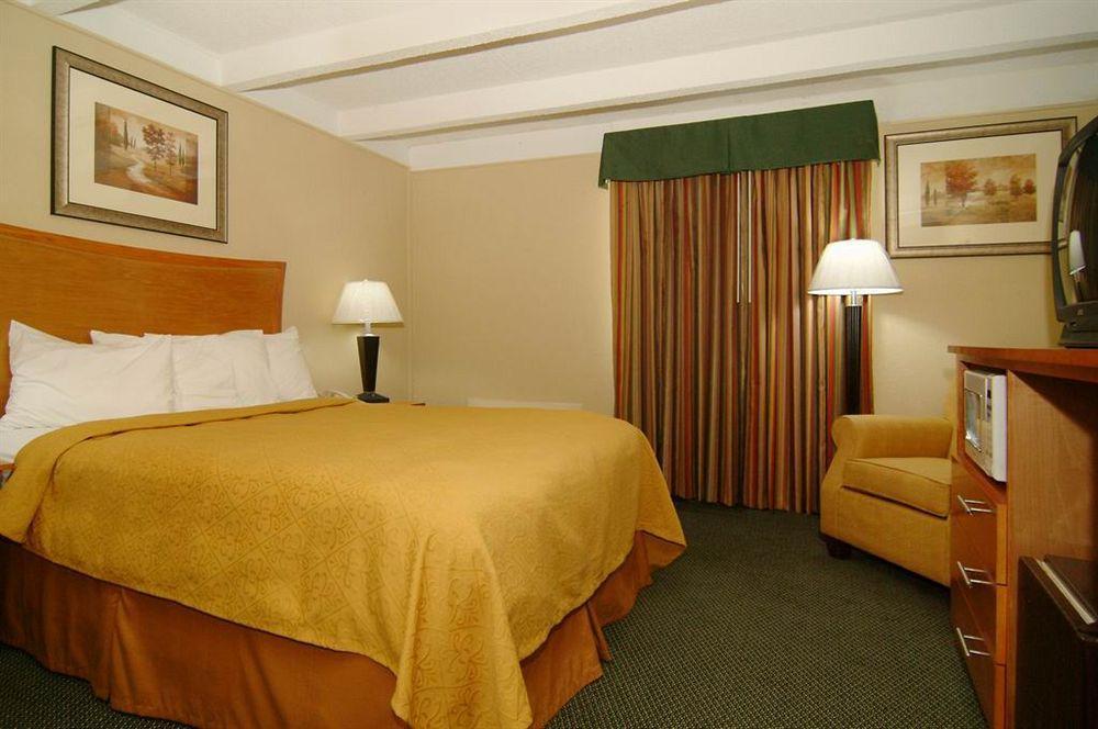 Quality Inn & Suites Near I-480 And I-29 Council Bluffs Bagian luar foto