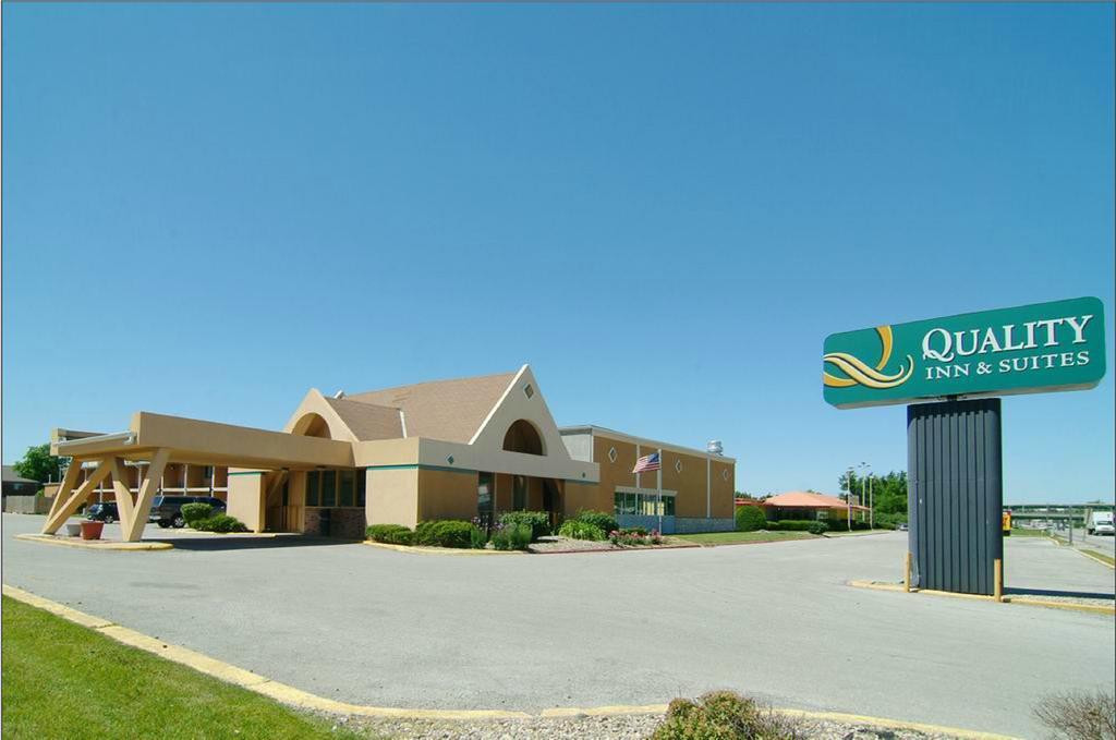 Quality Inn & Suites Near I-480 And I-29 Council Bluffs Bagian luar foto