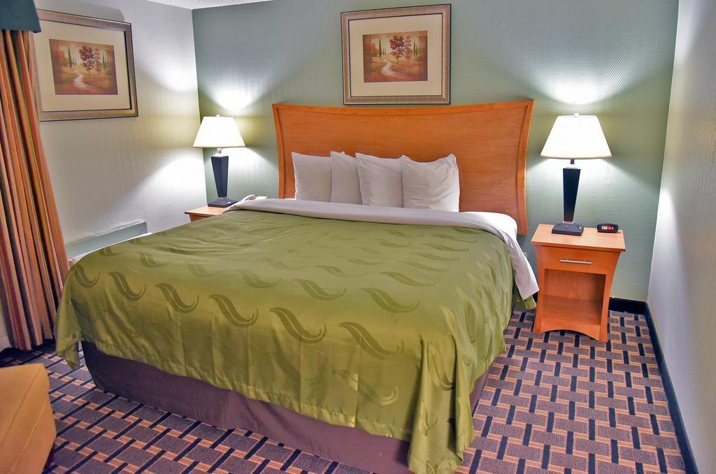 Quality Inn & Suites Near I-480 And I-29 Council Bluffs Bagian luar foto