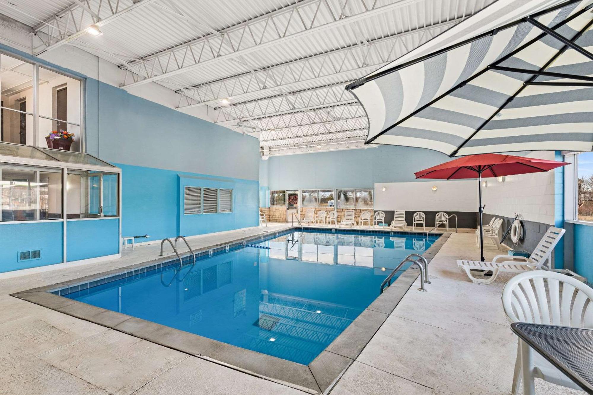 Quality Inn & Suites Near I-480 And I-29 Council Bluffs Bagian luar foto