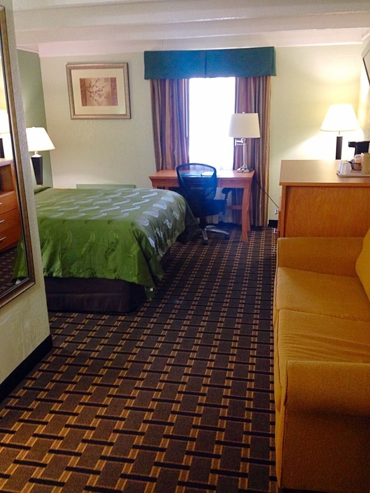 Quality Inn & Suites Near I-480 And I-29 Council Bluffs Bagian luar foto