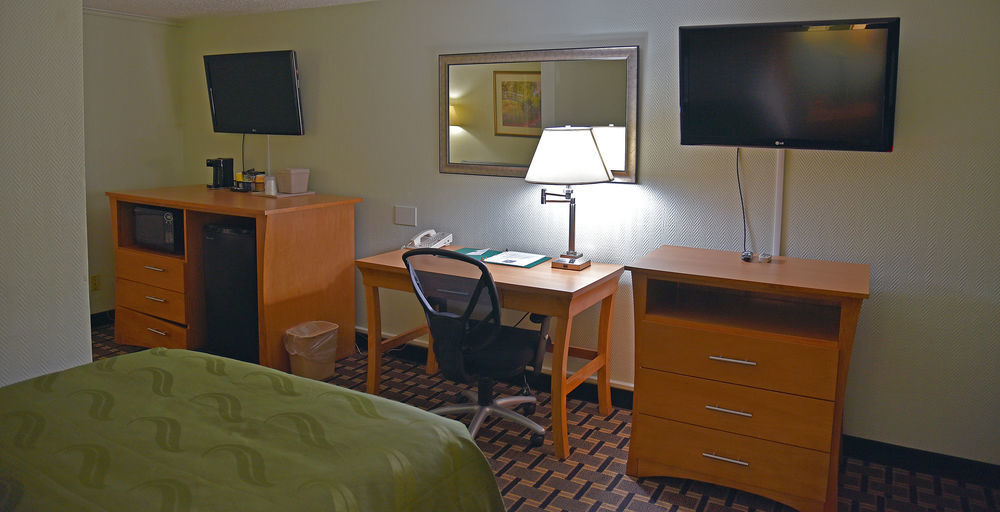 Quality Inn & Suites Near I-480 And I-29 Council Bluffs Bagian luar foto