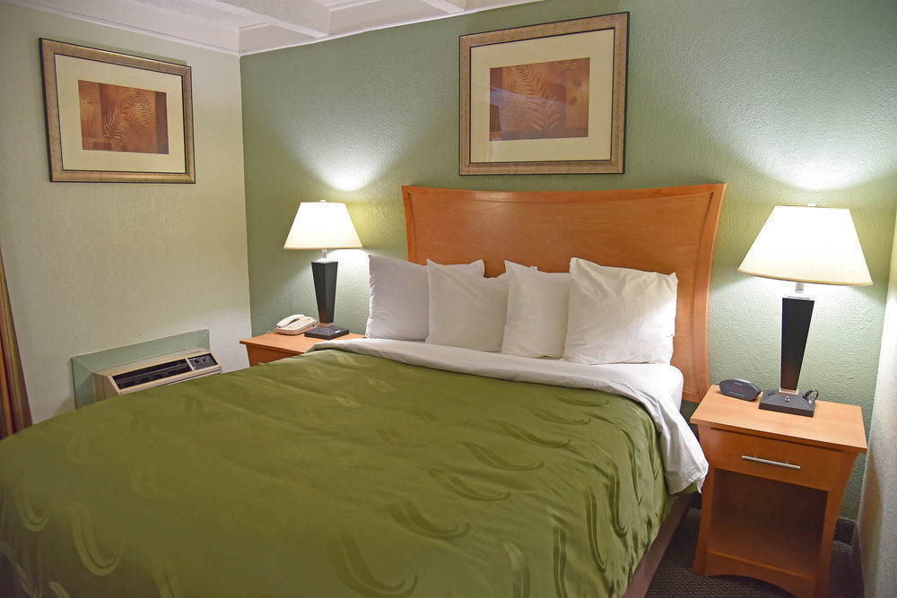 Quality Inn & Suites Near I-480 And I-29 Council Bluffs Bagian luar foto