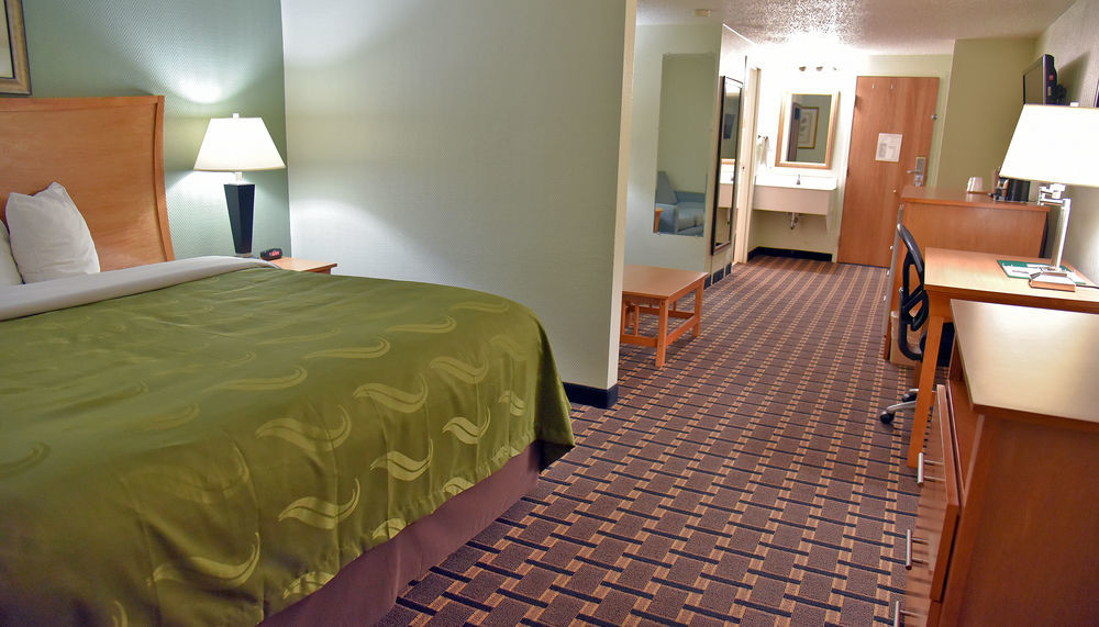 Quality Inn & Suites Near I-480 And I-29 Council Bluffs Bagian luar foto