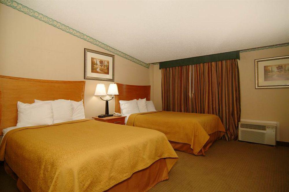 Quality Inn & Suites Near I-480 And I-29 Council Bluffs Bagian luar foto